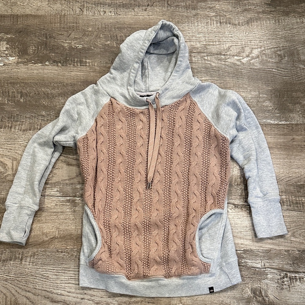Studio Women's Large‎ Gray and Pink Cable Knit Hoodie